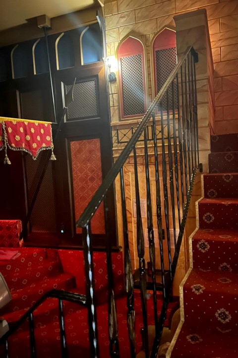 Oriental Room: Treppe mit Geländer, dahinter orientalische Bögen.