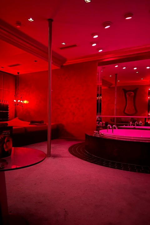 Red Love Room: roter Raum mit Tabledance-Stange und Whirlpool.